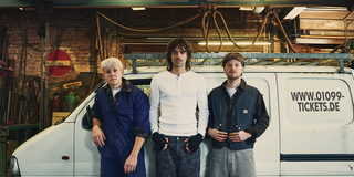 Die drei Jungs von 01099 posen vor einem weißen Van. (Foto: Mike Kipper)