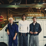 Die drei Jungs von 01099 posen vor einem weißen Van. (Foto: Mike Kipper)