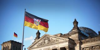 Der Reichstag in Berlin mit einer Saarlandflagge im Vordergrund (Foto: picture alliance / Wolfram Steinberg / Imago / Waldmüller)