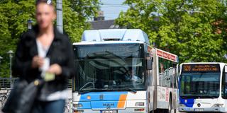 Zwei Busse des Saarländischen Verkehrverbundes (Foto: picture alliance/Oliver Dietze/dpa)