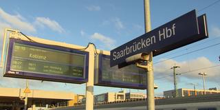 Am Gleis im Hauptbahnhof Saarbrücken (Foto: SR)