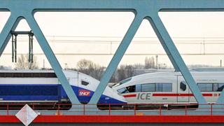 Ein TGV und ein ICE fahren aufeinander zu (Foto: picture alliance/dpa | Marijan Murat)