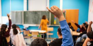 Schüler melden sich im Unterricht (Foto: picture alliance/dpa | Frank Rumpenhorst)