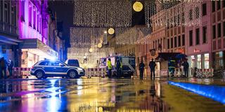 Kräfte der Polizei und des THW sperren den Zugang zur Fußgängerzone in Trier ab.  (Foto: picture alliance/dpa | Oliver Dietze)