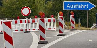 Sperrung auf einer Autobahn, Ausfahrt (Foto: picture alliance/dpa | Georg Wendt)