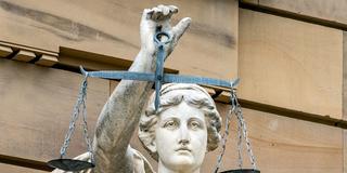 Statue der Göttin Justitia vor einem Gerichtsgebäude (Foto: picture alliance/dpa | Stefan Puchner)