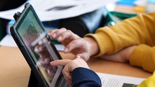 Schüler arbeiten im Unterricht an einem Tablet (Foto: picture alliance/dpa | Soeren Stache)