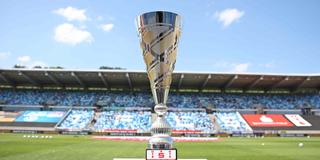 Der Siegerpokal des Sparkassen-Pokal Saar steht im Saarbrücker Ludwigsparkstadion. (Foto: picture alliance / Fußball-News Saarland | Fabian Kleer)