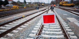 Ein Schutzhaltesignal steht auf einem Schienenstrang im Rahmen von Gleisarbeiten. (Foto: picture alliance / dpa | Jens Büttner)