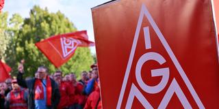 Eine Kundgebung von Arbeitnehmern vor Beginn der Tarifverhandlung für die Metall- und Elektroindustrie  (Foto: picture alliance/dpa | Martin Schutt)