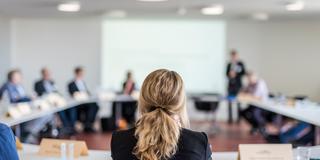 Frauen im Führungspositionen. Eine Frau sitzt in einem Meeting. (Foto: picture alliance / Thomas Koehler/photothek.de | Thomas Koehler)