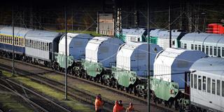 Ein Zug mit Castor-Behältern ist im Bereich des Hauptbahnhofs im Neunkirchen. (Foto: picture alliance/dpa | Jason Tschepljakow)