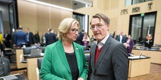 Ministerpräsidentin und Bundesratspräsidentin Anke Rehlinger (SPD) am 22.11.2024 im Bundesrat im Gespräch mit Bundesgesundheitsminister Karl Lauterbach (SPD) (Foto: picture alliance/dpa | Sebastian Gollnow)