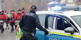 Einsatzkräfte der Polizei sichern einen Faschingsumzug (Foto: picture alliance/dpa | Matthias Bein)