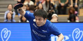 Fan Zhendong schlägt im Pokal für den 1. FC Saarbrücken Tischtennis gegen Borussia Dortmund auf (Foto: picture alliance / Fußball-News Saarland | Sebastian Bach)