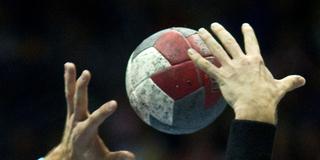 Zwei Handballspieler kämpfen um den Ball. (Foto: picture alliance / Jens Wolf/dpa | Jens Wolf)