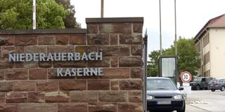 Zufahrt der Niederauerbach-Kaserne in Zweibrücken (Foto: picture-alliance/ dpa | BeckerBredel)