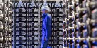 Ein Techniker geht durch einen Groß-Batteriespeicher (Foto: picture alliance / dpa-Zentralbild / dpa | Jens Büttner)