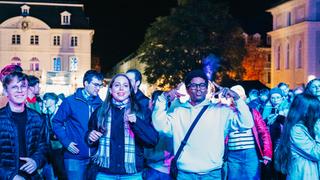 Leute am Tanzen vor der Bühne (Foto: UNSERDING)