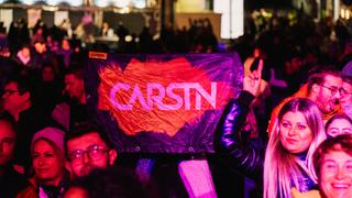 Fans halten eine Fahne hoch mit "CARSTN" (Foto: UNSERDING)