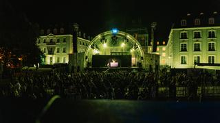 Blick auf die beleuchtete Bühne vorm Saarbrücker Schloss (Foto: UNSERDING)