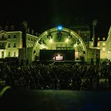 Blick auf die beleuchtete Bühne vorm Saarbrücker Schloss (Foto: UNSERDING)
