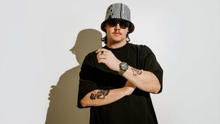 Ein Mann mit Sonnenbrille und Hut steht vor einem weißen Hintergrund. (Foto: Pressefoto/CYRIL)