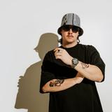 Ein Mann mit Sonnenbrille und Hut steht vor einem weißen Hintergrund. (Foto: Pressefoto/CYRIL)