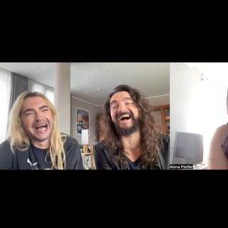 Zwei Männer sitzen nebeneinander und lachen (Foto: UNSERDING)