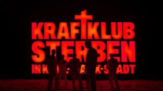 Ein leuchtend roter Schiftzug im Hintergrund, davor sind die Umrisse von 5 Menschen zu sehen. (Foto: Pressefoto/Kraftklub)