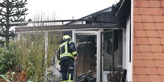 Nach dem Brand eines Einfamilienhauses in Kirkel begutachten Sachverständige das einsturzgefährdete Haus. (Foto: BeckerBredel)