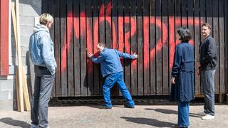 Auf einem Garagentor steht rot "Mörder" geschrieben. (Foto: Pasquale D`Angiolillo (SR)) Auf einem Garagentor steht rot "Mörder" geschrieben. (Foto: Pasquale D`Angiolillo (SR))