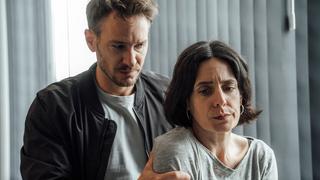 Kommissar Leo packt eine Frau an den Schultern. (Foto: Manuela Meyer (SR)) Kommissar Leo packt eine Frau an den Schultern. (Foto: Manuela Meyer (SR))