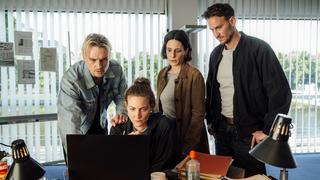 Das Polizeiteam sitzt bzw. steht vor einem Schreibtisch und schaut gemeinsam auf einen Computer. (Foto: Manuela Meyer (SR)) Das Polizeiteam sitzt bzw. steht vor einem Schreibtisch und schaut gemeinsam auf einen Computer. (Foto: Manuela Meyer (SR))