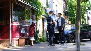 Einer der Kommissare, ein Polizist und eine Zivilistin stehen auf einer Straße im Nauwieser Viertel (Foto: ARD)