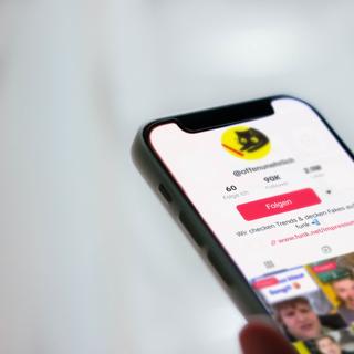 Der TikTok-Account von „offen un ehrlich“ auf einem Smartphone (Foto: unsplash/Adrien)