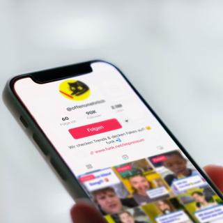Der TikTok-Account von „offen un ehrlich“ auf einem Smartphone (Foto: unsplash/Adrien)
