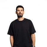 Afrojack vor einem weißen Hintergrund (Foto: Pressefoto)