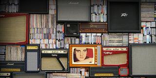 Ein Wand voll mit CDs; Kassetten, Lautsprechern und einem alten Fernseher (Foto: Pixabay/Mikes Photos)