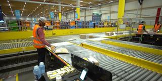 Ein Mitarbeiter im Amazon-Verteilzentrum in Völklingen prüft die Ware. (Foto: SR)