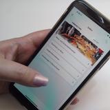 Die App "Sicher Reisen" ist auf einem Smartphone geöffnet (Foto: UNSERDING/Katharina Weber)