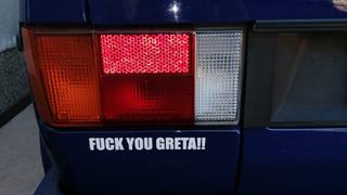 Unter dem linken Scheinwerfer steht auf diesem Auto "FUCK YOU GRETA". (Foto: UNSERDING)