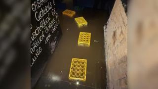 Wasser steht in einem Raum. Gelbe Kästen liegen im Wasser. (Foto: privat)