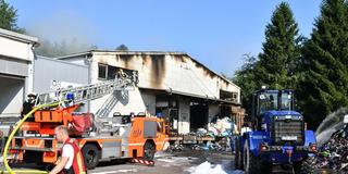Einsatz der Feuerwehr am Morgen bei Nachlöscharbeiten an der abgebrannten Lagerhalle in Eschringen.   (Foto: BeckerBredel)