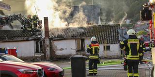 Feuerwehrleute löschen einen Brand in Tholey (Foto: Brandon Lee Posse)