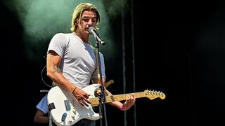 Nahaufnahme von Sänger Aaron mit Gitarre. (Foto: SR/Dirk Guldner)