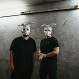 Zwei Männer verdecken ihr Gesicht mit Hasenmasken  (Foto: Pressefoto)