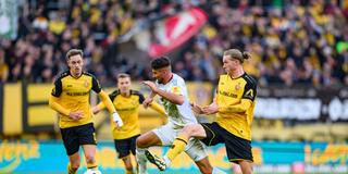 Spieler des 1. FC Saarbrücken und von Dynamo Dresden auf dem Spielfeld. (Foto: picture alliance/dpa | Robert Michael)