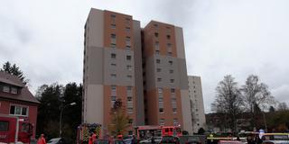 Einsatzkräfte der Feuerwehr im Einsatz nach einem Brandanschlag auf ein Hochhaus in Dudweiler (Foto: Thorsten Kremers)