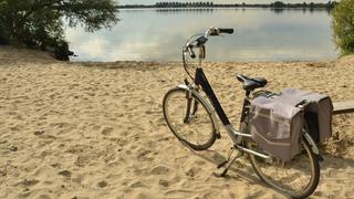 Ein Fahrrad steht am Ufer eines Sees (Foto: pixabay.com/MrsBrown)